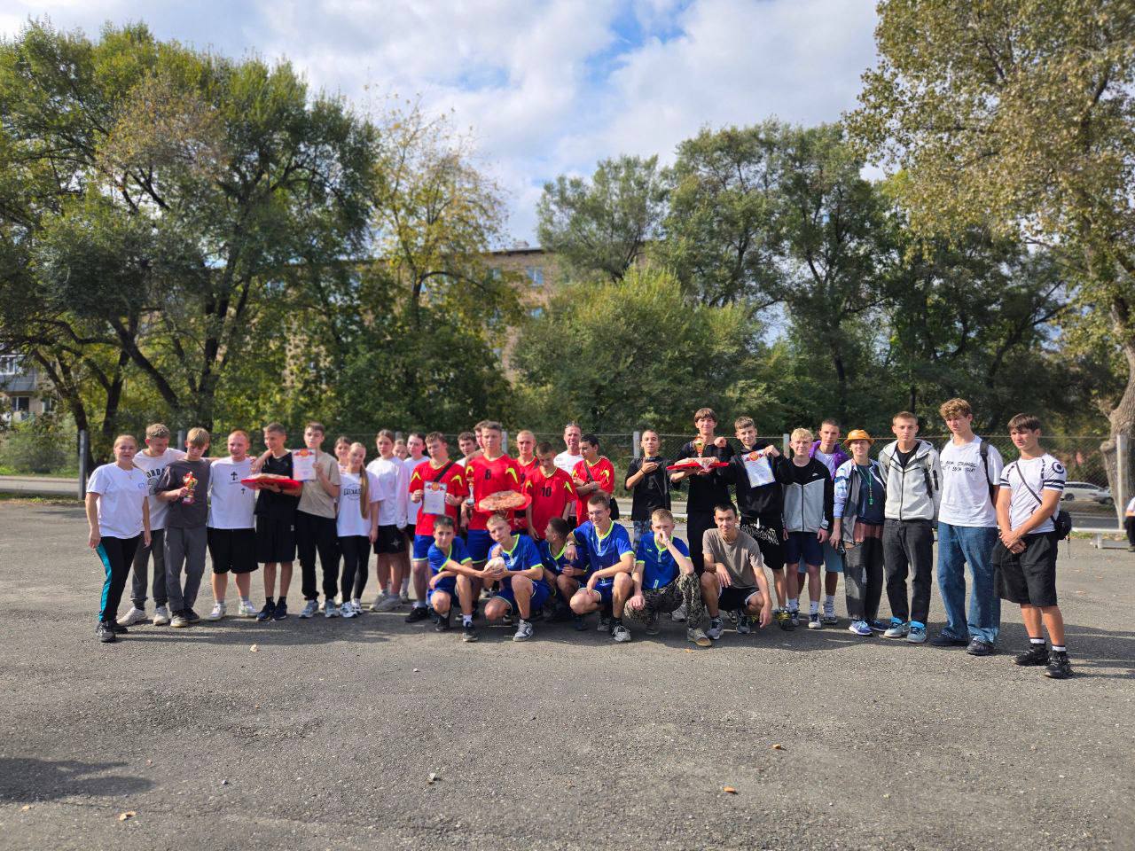 Сегодня состоялся традиционный спортивный праздник День первокурсника Ребята встретились в таких состязаниях как Прыжок за прыжком Эстафета   Метание Скиппинг   Места распределились следующим образом 1 место команда группы Э11 2 место команда ЭП11   3 место команда группы 102 4 место команда группы 105 5 место команда группы Ю11 6 место команда группы ТО11 7 место команда группы К11 Получилось очень интересное и веселое не просто соревнование а праздник Мероприятие помогло ребятам познакомиться друг с другом почувствовать командный дух и весело провести время Все студенты были награждены вкусными призами от нашего учебно производственного комплекса СПТК сервис
