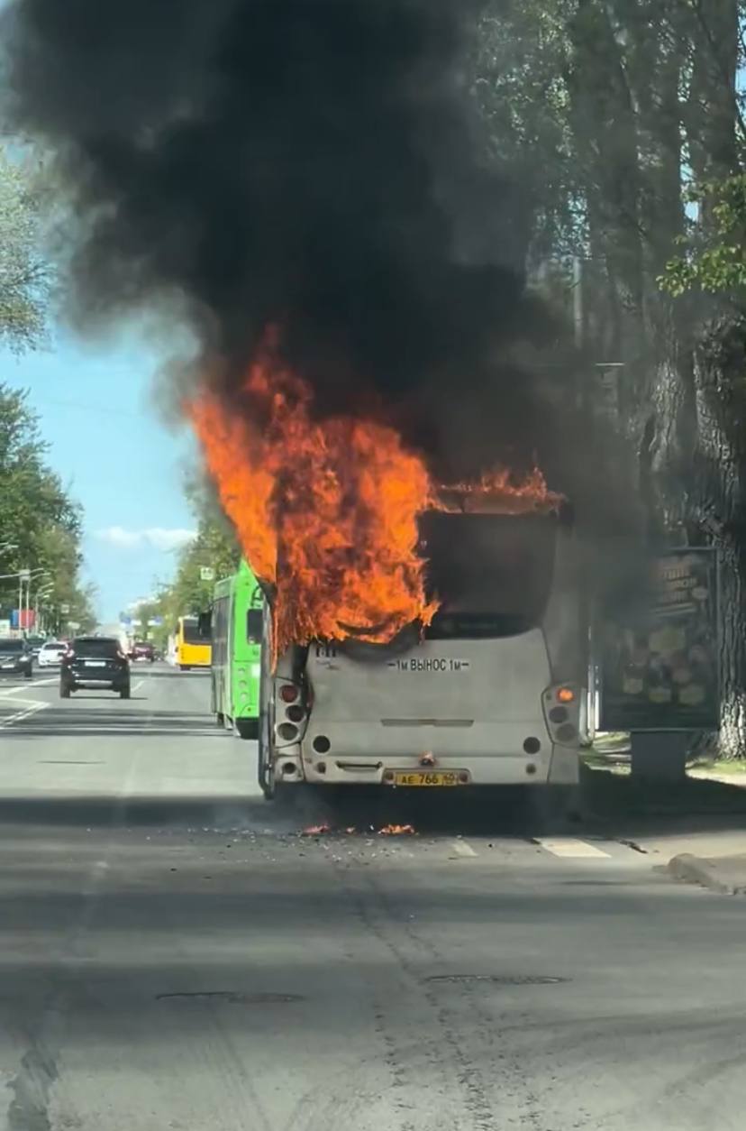 Автобус горит в Пскове Очевидцы делятся кадрами горящего автобуса в соцсетях. Инцидент произошел на проспекте Октябрьском около тц "Максимус". СОСЕДИ60 ДАТЬ БУСТ Отправить нам новость