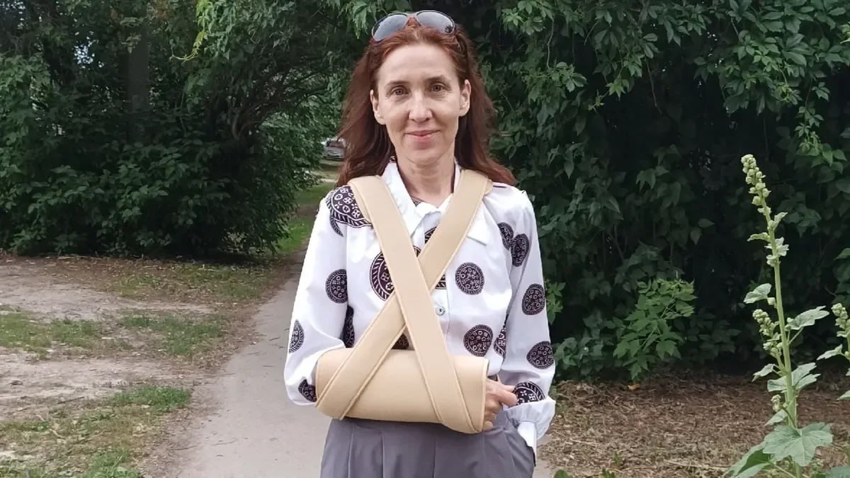 В Рязани возбудили дело против полицейских, которые избили учительницу, приняв ее за «закладчицу»  Об этом «РЗН. Инфо» сообщил адвокат пострадавшей Валентины Волковой Сергей Антонов. По его словам, дело возбуждено по статье о превышении полномочий. Полицейским грозит лишение свободы сроком до десяти лет. Были ли они задержаны, неизвестно.  Об избиении 55-летняя Валентина Волкова рассказала в конце июня. По ее словам, она сидела в парке на коврике и снимала цветы на телефон. Силовики приняли ее за закладчицу наркотиков, надели на нее наручники и избили. У женщины диагностировали перелом плеча и разрыв сухожилия.  Коллега Волковой, учитель Сергей Рахманин требовал привлечь полицейских к ответственности. Он отмечал, что супруг женщины воюет в Украине.  Подписаться на «Новую-Европа»