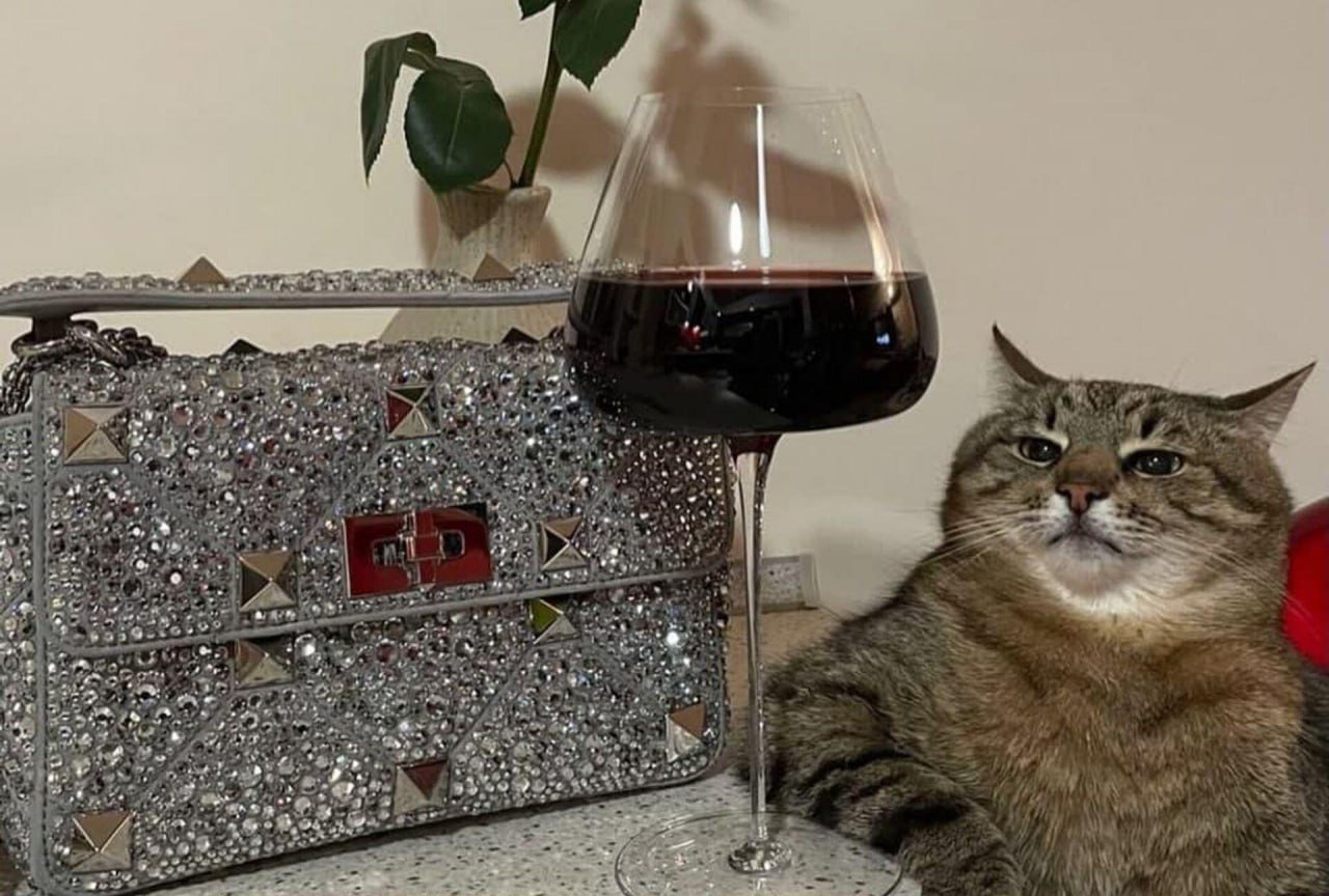 В России скоро запустят пилотный проект по онлайн продаже алкоголя О запуске пилота заявило Минцифры Проект позволит покупать российский алкоголь на маркетплейсах Однако такую возможность получат только те потребители кто готов проходить биометрическую проверку личности через ЕБС Правила проведения эксперимента должны утвердить в начале 2026 года А полноценный запуск намечен на второй третий квартал Если тестовый режим покажет себя успешно дистанционная продажа алкоголя может стать постоянной Товары if market news