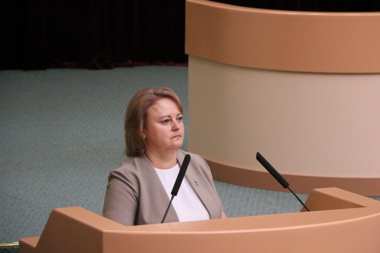 Юлия Васильева — новый детский омбудсмен Саратовской области  Решение принято на заседании Саратовской областной Думы единогласно по итогам тайного голосования.   Председатель Алексей Антонов отметил приоритетность в работе нового уполномоченного вопросов демографии, защиты детства и семьи и выразил уверенность в успешном выполнении Юлией Васильевой задач на ее ответственном посту.  Источник и фото: Telegram   Саратовская областная дума