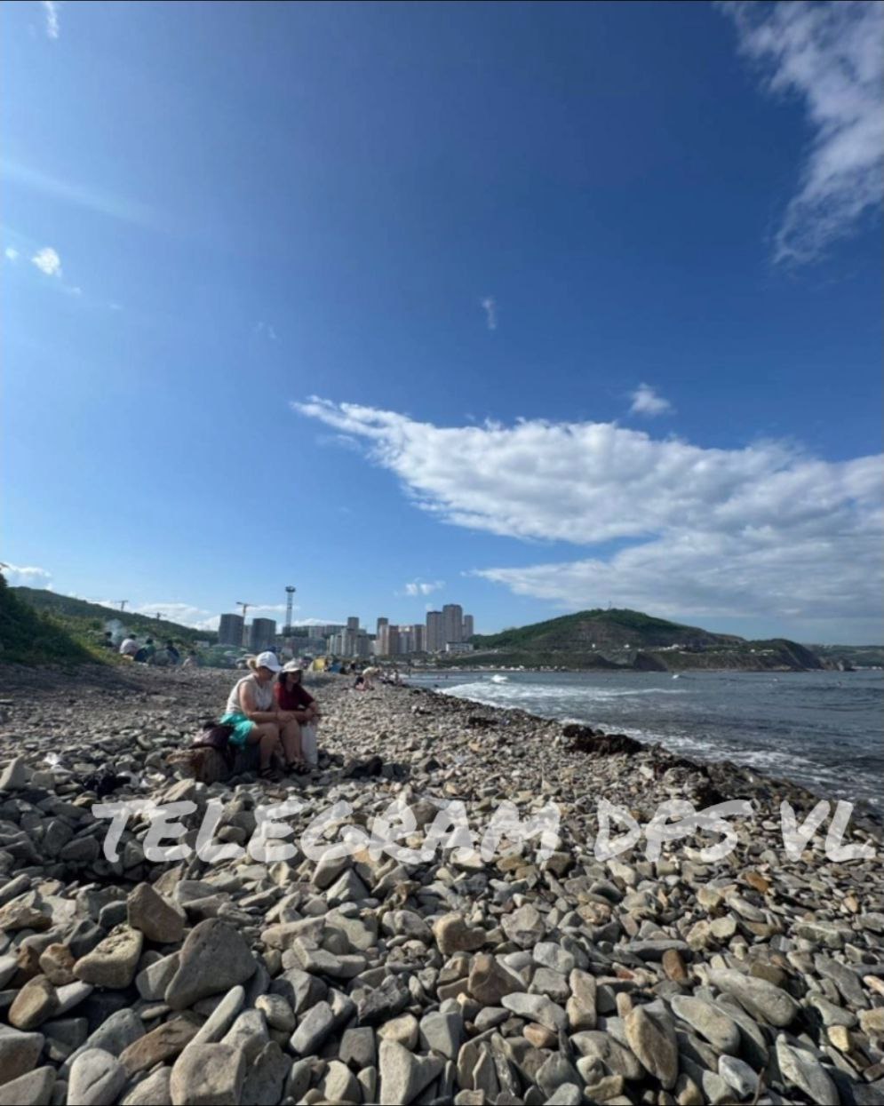 Во Владивостоке наглый водитель устроил езду по пляжу в метрах от отдыхающих В воскресенье на пляже Патрокл мужчина на автомобиле проехал прямо вдоль берега, на опасном от людей расстоянии. Отдыхающие рассказали, что машина только по счастливой случайности прошла по разложенным вещам, а не по их ногам. Со слов очевидцев, на замечания водитель ответил, что он может здесь проезжать и это они легли на его пути. Люди пребывали в шоке от выходки водителя, ведь это городской пляж, на котором места предназначены для отдыха людей, а совсем рядом есть парковка для автомобилей. Источник: