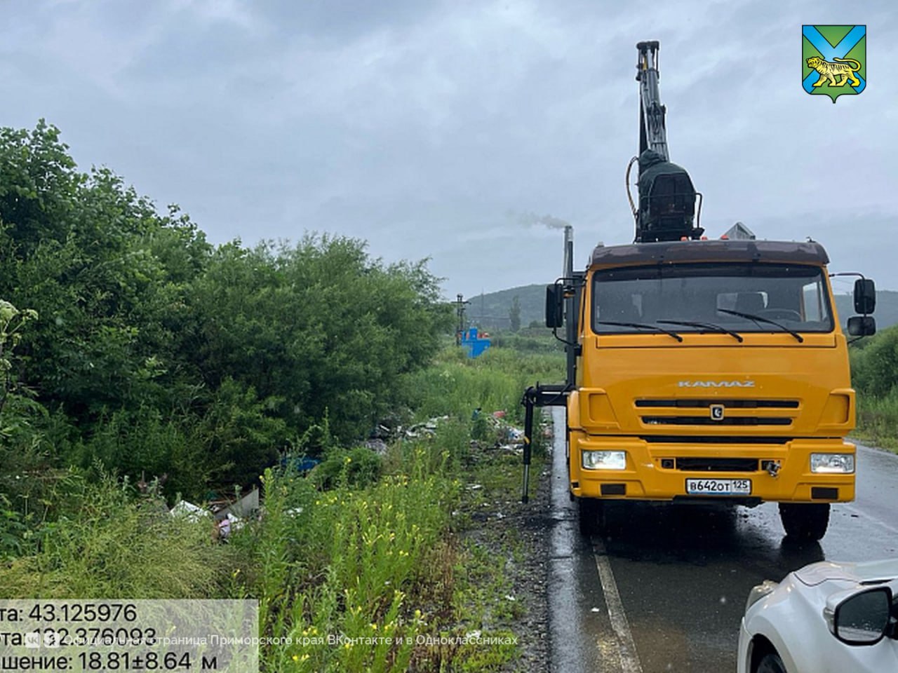 Очередную стихийную свалку ликвидировали в Приморье  3  4   тонны мусора вывезено с 200 квадратных метров в Большом Камне вблизи улицы Ворошилова:  80% объёма составили твёрдые коммунальные отходы  20% объема автопокрышки, строительные отходы, доски  За организацию несанкционированной свалки предусмотрены:  штрафы до 250 тысяч рублей  уголовная ответственность со сроком до восьми лет лишения свободы   Всего за несколько лет Приморский экологический оператор убрал 158 несанкционированных свалок с количеством мусора 45 193 кубометра