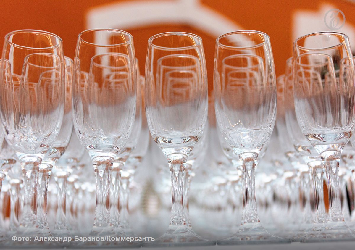 Поставки российского алкоголя за границу вырастут в среднем на 10 15 по итогам текущего года прогнозируют отечественные производители После закрытия европейских рынков в 2022 году многие производители переключились на азиатские африканские и латиноамериканские рынки Впрочем восстановление экспорта за счет этих регионов осложнено длинным логистическим плечом крепким рублем и конкуренцией с мировыми лидерами Ъузнал