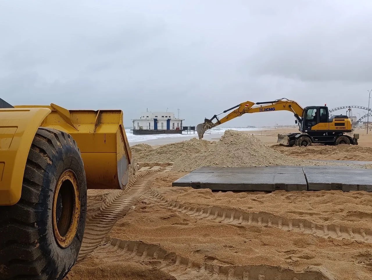 Первые самосвалы с песком прибыли на пляж в селе Витязево Начались работ по отсыпке дополнительного слоя песка Это уже следующий этап восстановления пляжей Анапы и Темрюкского района Работы пока проходят на тестовом участке Мы в ВК Мы в МАХ