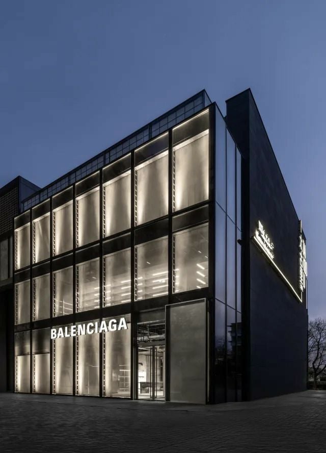 Balenciaga открыл в Китае, в торговом комплекс Beijing Taikoo Li Sanlitun, свой самый большой флагман в мире. Пространство площадью более 1 200 квадратных метров вмещает четыре этажа и выставку из восьми образов авторства Кристобаля Баленсиаги и Демны Гвасалии. В магазине также установили гарнитуру Apple Vision Pro, чтобы посетители могли ознакомиться с последними обновлениями в приложении.   Приобрести в бутике можно мужские и женские прет-а-порте коллекции, ювелирные изделия, оправы, обувь, аксессуары и сумки. Специально для нового флагмана бренд также выпустил несколько экслюзивов. Среди них, например, футболка с принтом Metalheads.