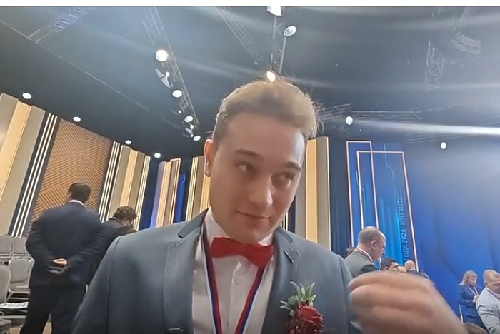 Участник прямой линии с Путиным из Екатеринбурга принес с собой плакат Хочу жениться Журналист из Екатеринбурга Кирилл Бажанов пришел на прямую линию с президентом Владимиром Путиным с плакатом Хочу жениться пишет URA RU На него обратило внимание СМИ Собчак Все СМИ вокруг обо мне говорят Кровавая барыня выложила и так далее рассказал коллегам Кирилл Своим плакатом Хочу жениться он планирует привлечь внимание российского президента и задать ему вопрос касающийся демографии в стране Мой вопрос очень связан с личной историей он включает поддержку молодых семей поэтому я здесь сегодня в образе жениха объяснил Бажанов vkclip id 1167987 456240552 Кирилл Бажанов корреспондент телеканалов ОТВ и 4 канала сообщает Telegram канал Четверки uralweb ru