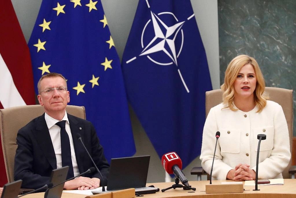 В Латвии ввели уголовное наказание за публикацию фотографий президента и премьера В Латвии введён запрет на публикацию в интернете фотографий и видеозаписей с изображением высших должностных лиц Соответствующую информацию распространили местные средства массовой информации Новые ограничения касаются в том числе президента Эдгара Ринкевича и премьер министра Эвики Силини Официальной причиной такого решения стало слишком частое размещение их изображений в сети без существенных оснований За нарушение установленных правил предусмотрена система штрафных санкций В наиболее серьёзных случаях возможно даже привлечение к уголовной ответственности Точные размеры финансовых взысканий и предельные сроки наказания в текущий момент не конкретизированы