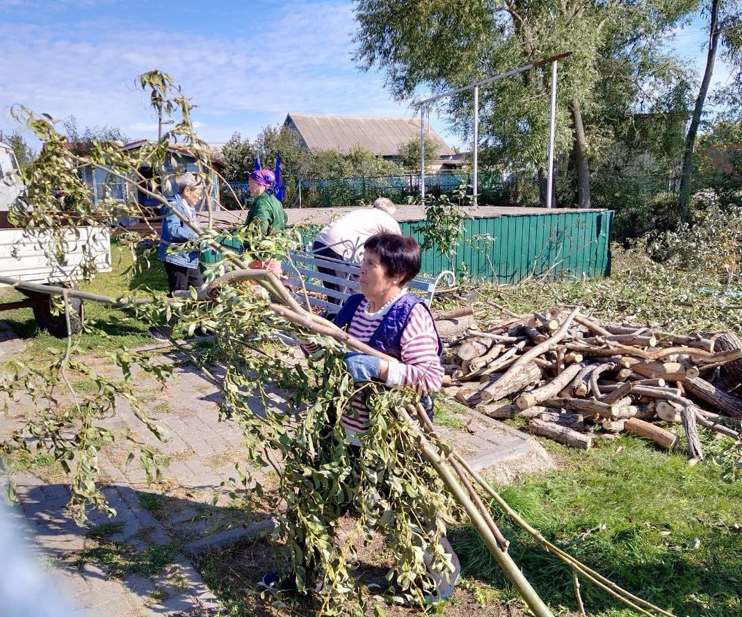 В общегородской санитарной пятнице приняли участие более четырех тысяч ульяновцев  ​​​​​​​По поручению главы города Александра Болдакина в преддверии Дня города в областном центре прошла генеральная уборка  В мероприятиях по наведению чистоты и порядка приняли участие 4009 человек, 1414 организаций, было задействовано 162 единицы спецтехники  Основными мероприятиями стали сбор и вывоз мусора, снятие несанкционированной рекламы, покос травы. Всего по итогам санитарной пятницы с городских пространств было вывезено порядка 500 кубометров собранного мусора  Подробнее на сайте