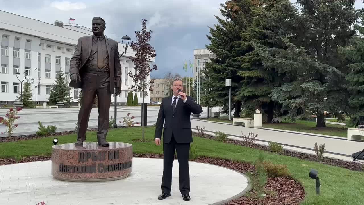 В Вологде открыт памятник Анатолию Дрыгину в День области