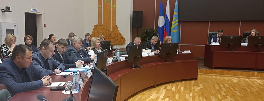 Компания обеспечивающая теплом поселки Золотинка и Иенгра находится в тяжелом финансовом положении Руководство ООО Межмуниципальное предприятие коммунального комплекса Нерюнгринского района с 2021 по 2024 годы предоставило в ГКУ Агентство субсидий недостоверные сведения об оказании населению коммунальных услуг что привело к излишне выплаченной субсидии составил 24 780 807 00 рублей Данный факт ГКУ Агентство субсидий установило лишь в январе 2025 года после чего направило иск в суд о возврате в бюджет 24 7 млн рублей Руководство ООО Межмуниципальное предприятие коммунального комплекса Нерюнгринского района судебный процесс проигнорировало отзыв не представило представителя в суд не направило Поэтому суд 24 сентября удовлетворил иск в полном объеме взыскав с коммунальной компании не только 24 7 млн но и пошлину в размере 472 8 тысяч рублей Данная компания гендиректор Иванова Светлана занимается обслуживание поселков Иенгра и Золотинка администрации которых являются совладельцами данной организации которая ежегодно показывает чистый убыток свыше 50 млн рублей Так что очевидно что возвращать в республиканский бюджет свыше 24 млн рублей будет скорее всего бюджет Нерюнгринского района Ранее Якутскэнерго потребовало признать банкротом ООО Межмуниципальное предприятие коммунального комплекса Нерюнгринского района направив соответствующий иск Однако 20 февраля 2025 года стороны заключили мировое соглашение по которому организация обязалась полностью вернуть долг в 16 млн рублей до ноября 2027 года поэтому суд дел о банкротстве прекратил Подписывайтесь на ТР в MAX ВКонтакте Telegram