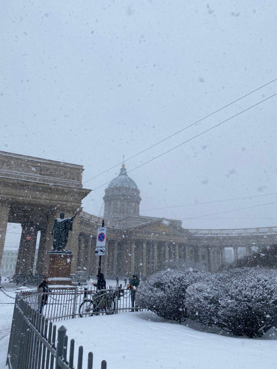 Петербуржцам рассказали, какой будет предстоящая зима  Главный синоптик Петербурга Александр Колесов рассказал горожанам о том, какой будет зима в Северной столице. Эта зима ожидается снежной и не слишком холодной.   Средняя температура в Санкт-Петербурге будет колебаться между -7 и -11 градусами по Цельсию, что близко к температурной норме. Снега, как и в прошлом году, будет много. Город из-за циклонов накроет большое количество осадков: примерно 130-140% от нормы.  Фото: Pinterest Вечерний Санкт-Петербург