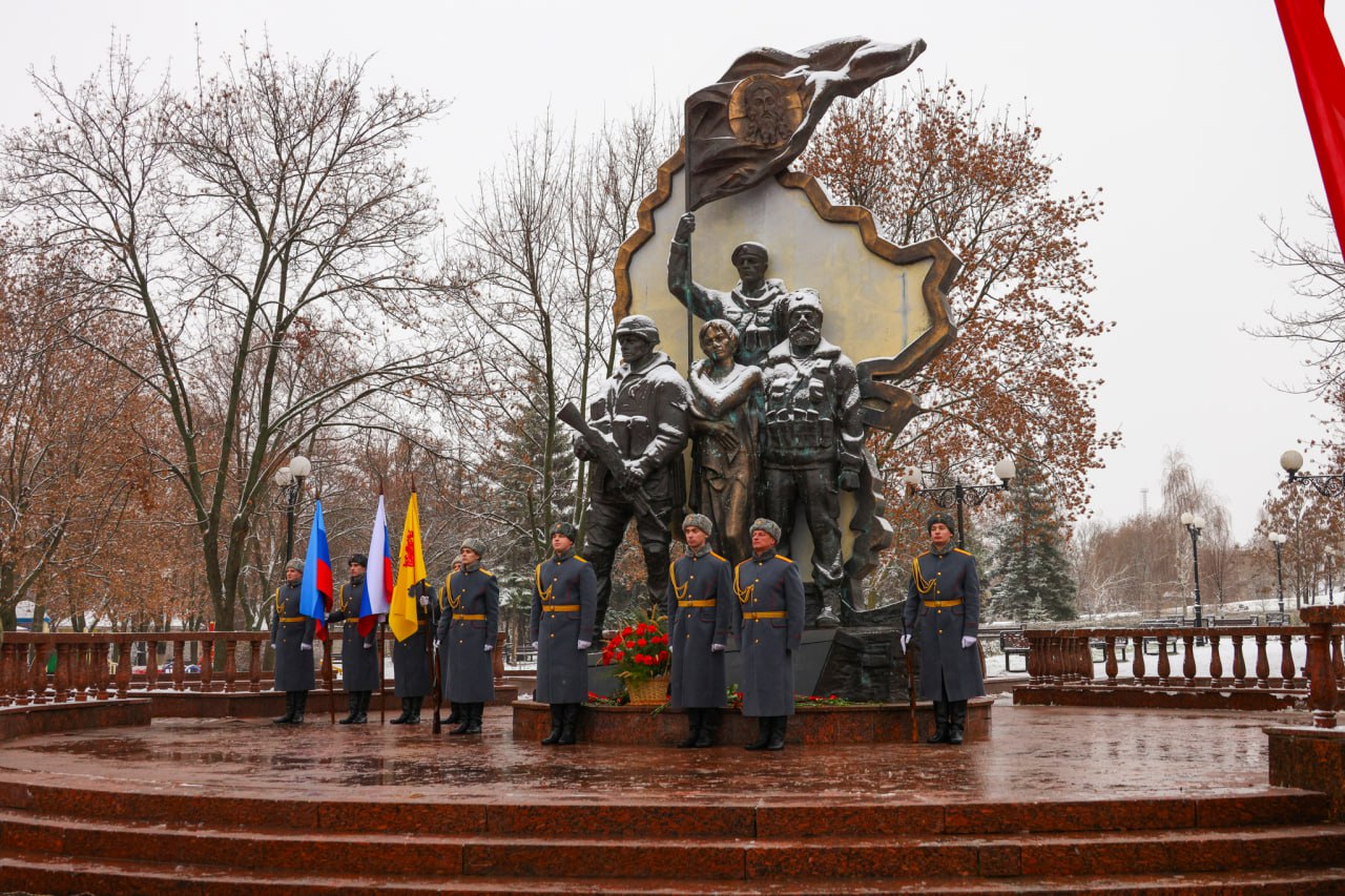Денис Колесников принял участие в возложении цветов приуроченном ко Дню Героев Отечества 9 декабря в Луганске у памятника Они отстояли Родину состоялось торжественное возложение цветов приуроченное ко Дню Героев Отечества В мероприятии принял участие заместитель Председателя Народного Совета ЛНР Денис Колесников День Героев Отечества напоминает нам о важности сохранения исторической памяти необходимости укрепления единства и сплоченности нашего общества ценности мира и свободы за которые боролись наши предки Каждый из нас на своем месте должен вносить свой посильный вклад в процветание и величие России Сегодня мы вспоминаем героев нашего Отечества и вдохновляемся их подвигами будем же достойны их великого наследия подчеркнул парламентарий Присутствующие почтили память павших героев минутой молчания и возложили цветы к памятнику Народный Совет ЛНР в MAX