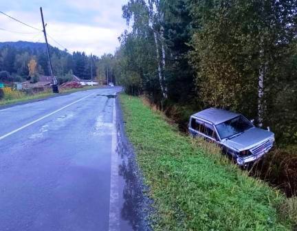 В Абазе в ДТП пострадал пьяный «бесправник»   Вчера, 2 сентября, в 2 часа 50 минут в районе дома № 72 по улице Речная произошло дорожно-транспортное происшествие, сообщает Госавтоинспекция Хакасии.   По предварительной информации, водитель автомобиля Mitsubishi Pajero, 48-летний мужчина, не справился с управлением и допустил съезд в кювет. В результате ДТП водитель госпитализирован с телесными повреждениями в виде перелома плеча и бедра.  Известно, что рулевой права управления ТС не имеет. По результатам освидетельствования у водителя установлено состояние алкогольного опьянения. В отношении него составлен ряд административных материалов. По факту дорожно-транспортного происшествия проводится проверка.    Вести. Хакасия   Подписаться