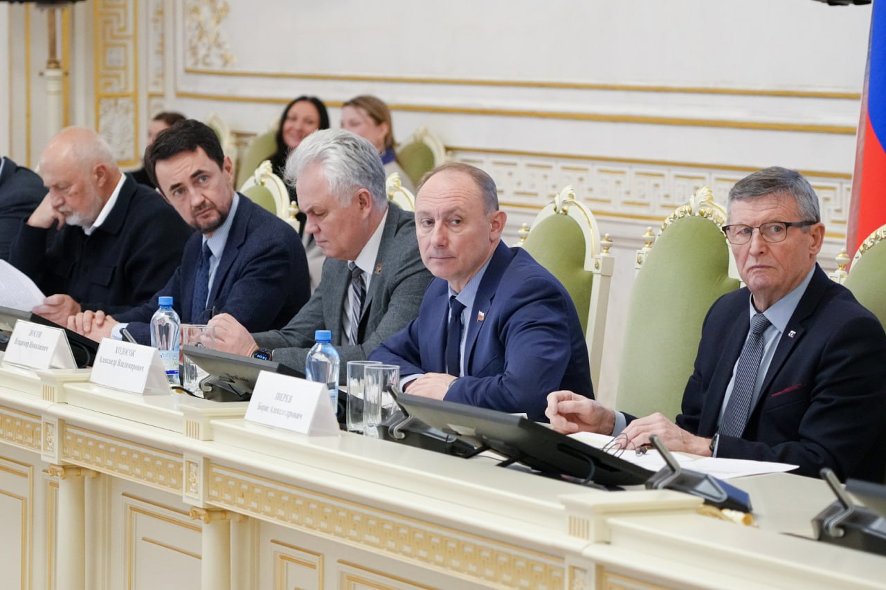 Комиссия по городскому хозяйству и созданию комфортной городской среды отклонила федеральный законопроект о бесплатных парковках у соцобъектов в центре Петербурга Депутаты и эксперты считают что он ограничивает полномочия регионов содержит технико юридические противоречия и не учитывает специфику мегаполисов бесплатная парковка у соцобъектов может увеличить трафик в историческом центре и помешать транспортной реформе Подробнее ЗакССПб