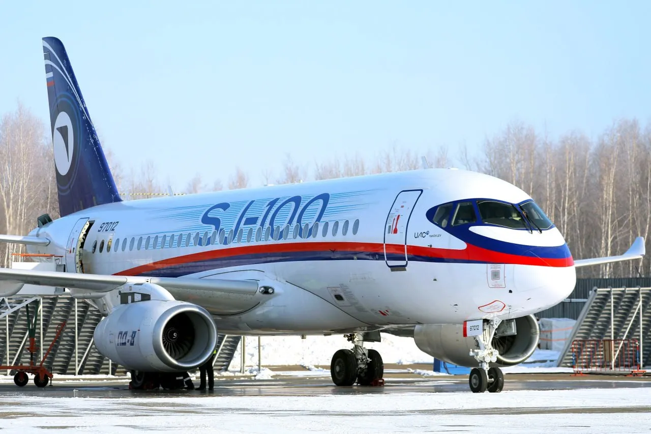 Минпромторг РФ направит до 4 5 млрд руб на продление ресурса Superjet 100 6 мая INTERFAX RU Минпромторг РФ ищет исполнителя работ по расширению назначенного ресурса повышению надежности поддержанию налета и сохранению летной годности самолетов Superjet 100 соответствующий конкурс объявлен в конце апреля на сайте госзакупок Итогом работы должно стать увеличение ресурса Superjet 100 с текущих 10 15 тыс полетов до 15 20 тыс в зависимости от модели самолета Допустимый налет в часах на одно воздушное судно должен вырасти с 15 25 тыс часов до 25 40 тыс Срок эксплуатации планируется продлить с 15 до 20 лет сказано в материалах закупки При этом проектный ресурс самолетов семейства составляет 54 тыс полетов 70 тыс летных часов и 25 лет эксплуатации отмечается в материалах Максимальная цена контракта 4 5 млрд руб Все работы по нему требуется выполнить до 20 декабря 2028 года Расширение ресурса это плановый процесс для любого воздушного судна очередной этап такой работы проводится когда налет машин достигает 80 от текущего назначенного ресурса пояснили Интерфаксу в Минпромторге