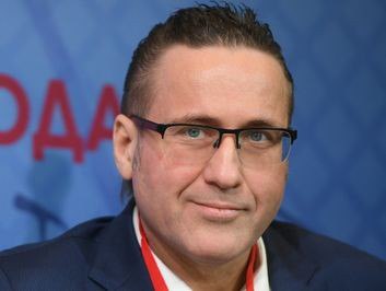 Президент  холдинга «Минченко консалтинг» Евгений Минченко: нас ждет деградация источников коммуникаций, деградация «цифры»  Я, конечно, за то, чтобы чиновники более оперативно и более качественно взаимодействовали с жителями страны. При этом  думаю, что нас ждет деградация источников коммуникаций, деградация «цифры», и в какой-то момент — к величайшему сожалению — это всё дело рутинизируется.  В тренде — традиционные методы. [В электоральных процессах] мы уходим от агитации в соцсетях, мессенджерах к агитации от двери к двери, к агитационным газетам, листовкам». То есть, в том числе, и здесь происходит откат в технологии 90-х годов прошлого века прошлого тысячелетия.