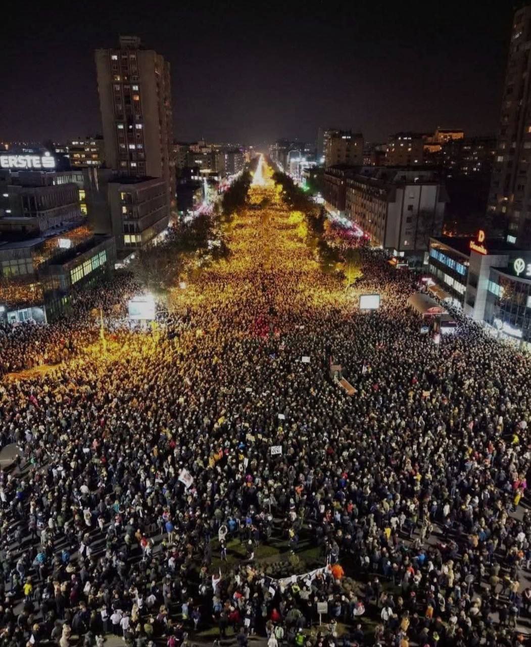 Сегодняшний митинг в Нови-Саде собрал, по разным данным, от 100 до 150 тысяч человек   Примечательно, что инцидентов и провокаций не было. На митинге все также были лишь государственные флаги, флаги Р. Сербской, СПЦ, КиМ и тд.   Из интересного:  - Митингующие покинули один из трех мостов, когда туда пришли прозападные политики-грантоеды из ПроГлас, о которых я писал выше - Студенты покинули место у трибуны, где хотели выступить политики из ПроГлас  - Представители факультетов публично огродились от ПроГлас и всех НКО   Очень необычная ситуация складывается, конечно. Продолжаем следить.   #Сербия #НовиСад #Протесты    — главное о Сербии и Балканах