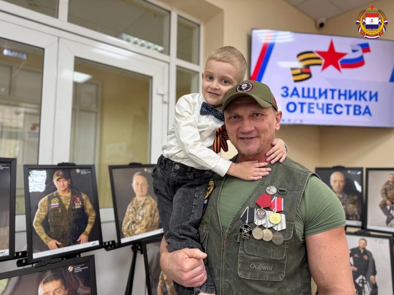 В Саранске открылась фотовыставка «Герои СВО – кто они?» В канун Дня Победы на базе фонда «Защитники Отечества» прошло торжественное открытие трогательной фотовыставки, посвящённой героям СВО. На снимках – 75 ветеранов из Мордовии. «Это замечательный, светлый проект! С радостью принял в нем участие! У каждого героя есть имя и неповторимая история, которую должны знать жители нашей республики», – отметил ветеран спецоперации Алексей Смирнов. «Родные уже распечатали мои фото на память!» – поделился ещё один участник проекта Александр Миронов. Фотовыставки также открылись в Ардатовском, Дубёнском, Старошайговском и Рузаевском районах на базе районных Домов культуры. Приходите – вход свободный! Сохраним память вместе! Проект реализован АНО «Союз» при поддержке Фонда президентских грантов и Фонда «Защитники Отечества». Фото: Фонд «Защитники Отечества» #ГероиСВО