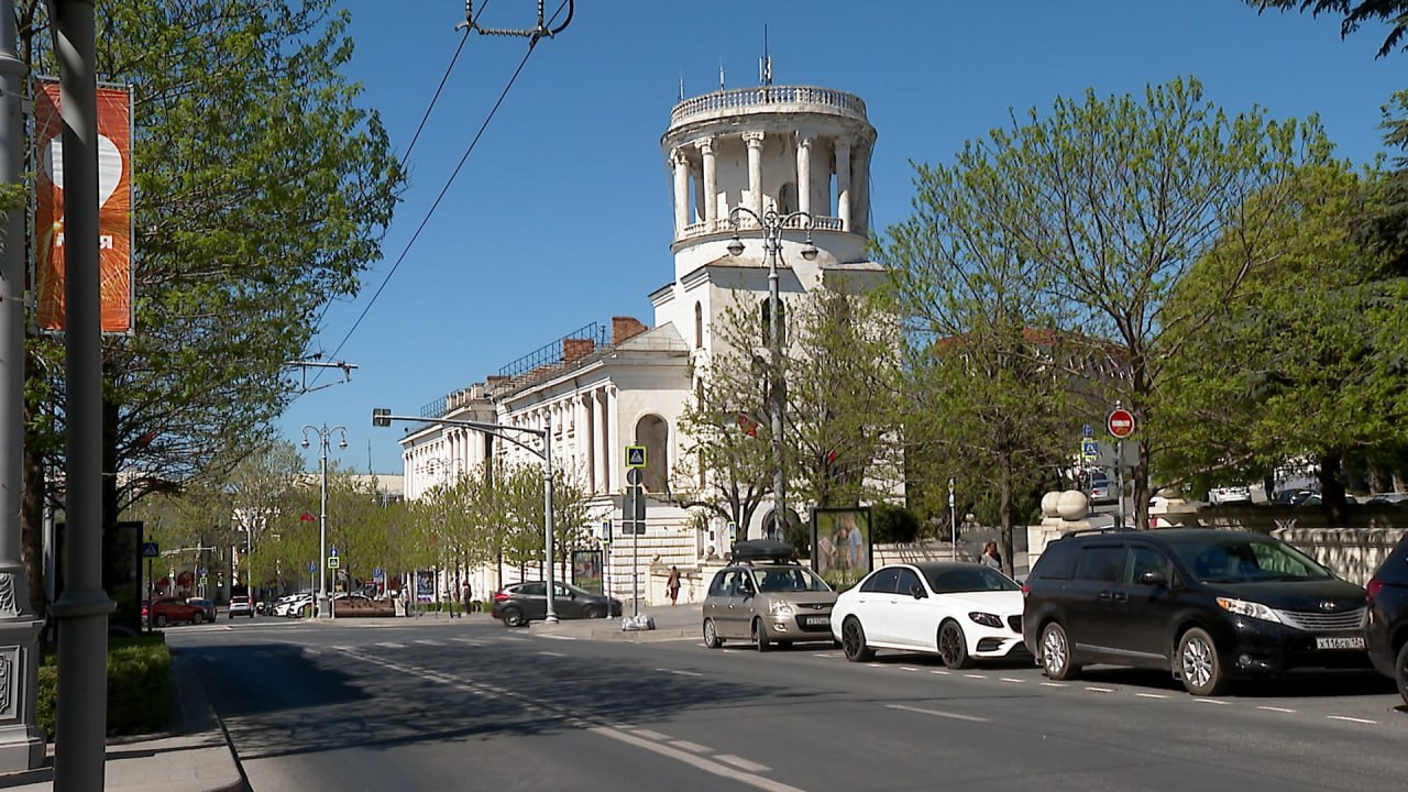 За неправильную парковку в Севастополе будут не только штрафовать, но и увозить автомобили на штрафстоянку Контролировать ситуацию на дорогах будет новая инспекция. Нарушение правил остановки и стоянки обойдётся в 2 250 рублей. Сверх этого необходимо будет оплатить эвакуацию и почасовое хранение транспорта – от почти 4 до 32 тысяч рублей в зависимости от габаритов. Легендарный 24 Севастополь