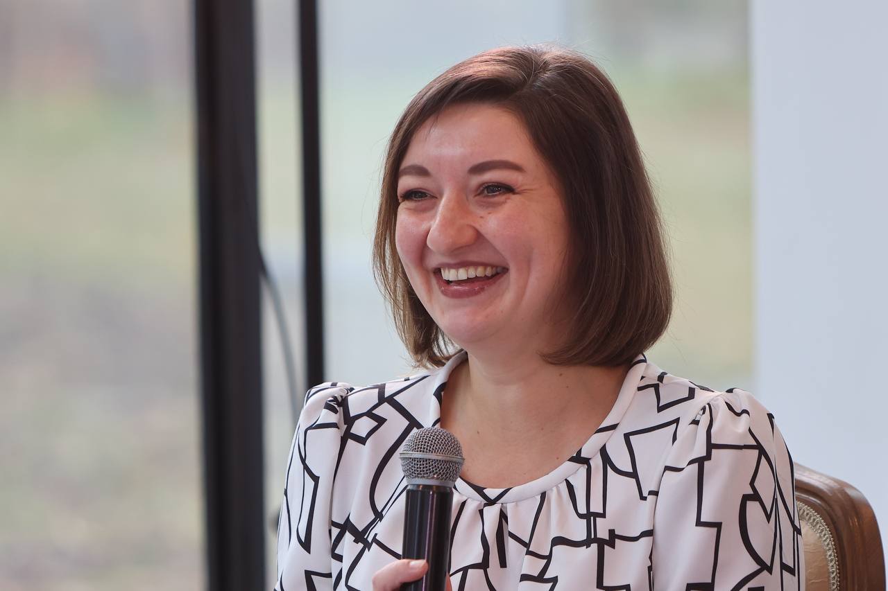 Приток в тысячи человек Валерий Лимаренко о демографической ситуации в регионе Во время пресс конференции с журналистами Валерий Лимаренко ответил на вопрос об основных тенденциях демографической ситуации на островах Долгое время Сахалинская область сталкивалась с оттоком населения включая большое число молодежи На данный момент по словам губернатора тенденция начала меняться По состоянию на 1 января в регионе проживает около 458 тысяч человек и впервые специалисты зафиксировали устойчивый прирост Мы следим с УМВД за статистикой за 2025 год наблюдаем плюс 5 7 тысяч человек Для этого мы многое предпринимаем включая строительство арендного жилья Сахалинтех Алаид и кампус дополнил губернатор Подписаться на нас Telegram I MAX Прислать нам новость Sakhonlinebot