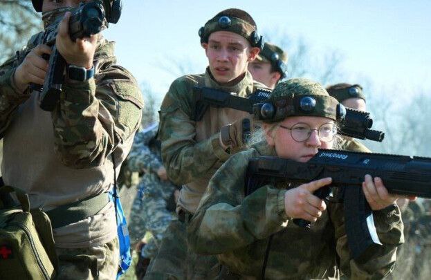 Учебный центр «Воин» шефствует над сиротами Донецка и Амвросиевки Для детей-сирот из Детского социального центра в Донецке и Амвросиевской школы-интерната № 4 шефы из центра «Воин» провели более 100 мероприятий. «Инструкторы центра «Воин» еженедельно на занятиях общаются с детьми, учат их и тренируют работе с БПЛА, проводят занятия по тактической медицине, также обучают базовым направлениям военного и медицинского дела, показывают технику сердечно-легочной реанимации», – рассказал журналистам Донецкого агентства новостей директор филиала центра «Воин» в ДНР Александр Камышов. В филиале детского учебного центра «Воин» в ДНР делятся своим опытом и знаниями ветераны ополчения Донбасса и участники специальной военной операции. Южная служба новостей