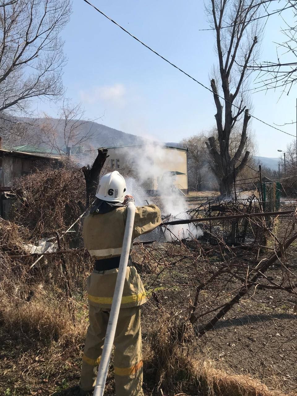 В поселке Ленингор в результате поджога сухой растительности на частной территории огонь перекинулся на сарай.   К ликвидации возгорания привлечен боевой расчет пятой пожарно-спасательной части МЧС Южной Осетии, сообщает пресс-служба ведомства.   МЧС Южной Осетии напоминает о необходимости соблюдения правил пожарной безопасности.