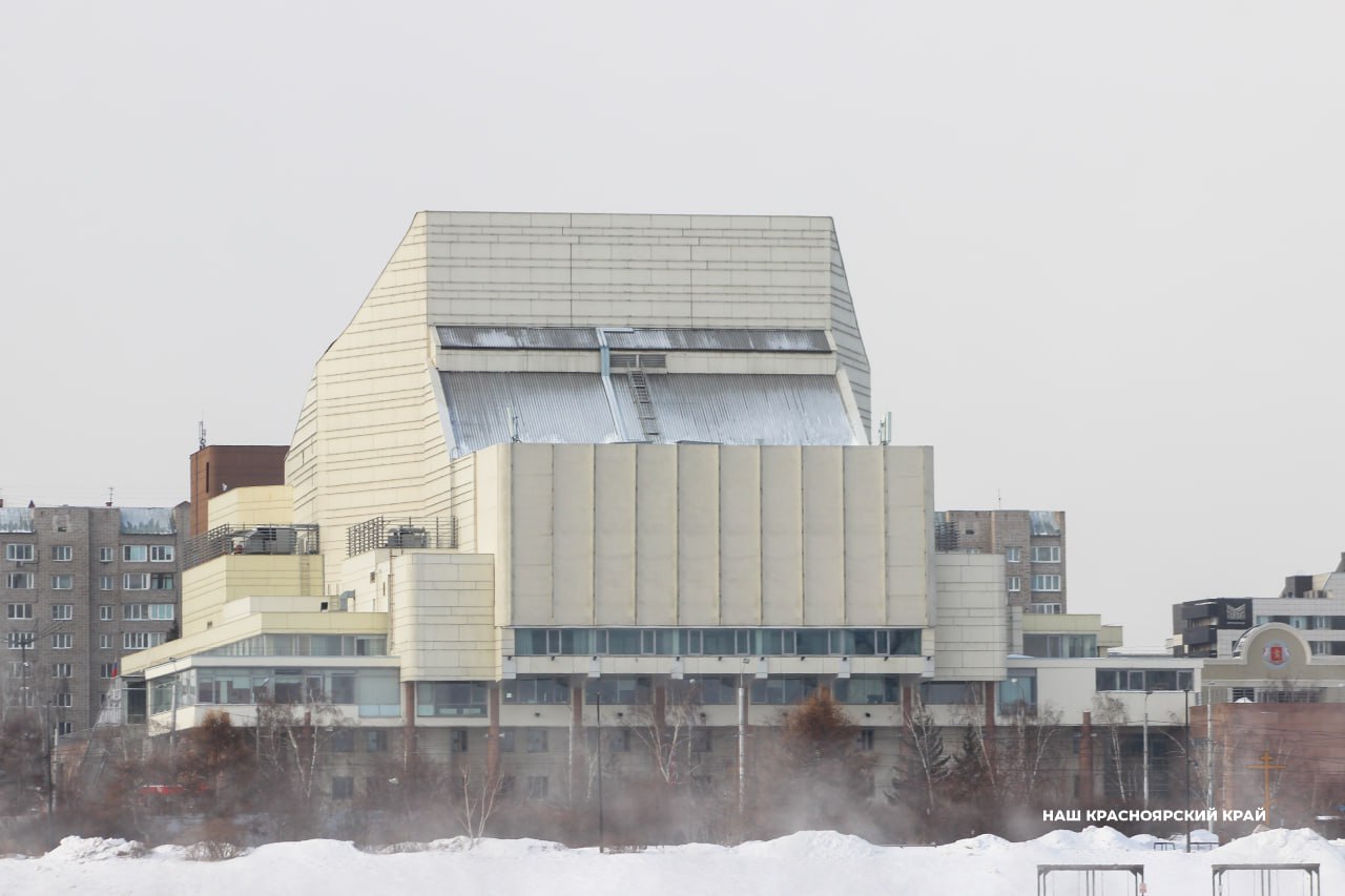 Красноярская филармония сообщила зрителям о переносе своих мероприятий из за задымления В воскресенье задымление заметили в камерном зале на место оперативно приехали сотрудники МЧС России Людей из филармонии эвакуировали в том числе детей пострадавших нет Причины задымления продолжают устанавливать Но как стало известно мероприятия запланированные на 28 декабря будут перенесены на другие дни Все ранее приобретенные билеты действительны на новые даты Приносим искренние извинения за доставленные неудобства сообщили в Красноярской филармонии