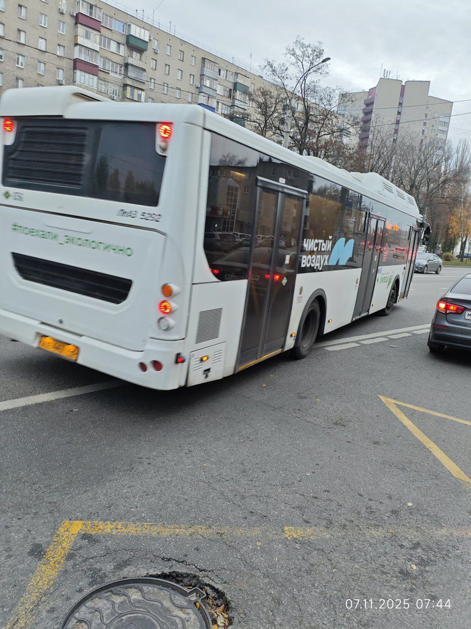 Жители жалуются на пыточные маршрутки в Липецке Пассажиры автобусов 306 и 346 рассказывают что дорога от 27 микрорайона до Быханова сада превращается в испытание Люди едут в переполненных душных салонах без вентиляции где невозможно дышать Пот духота и запотевшие стёкла постоянная картина Липчане просят открыть окна или включить кондиционеры но воз и ныне там Отношение как к скоту в загоне возмущаются горожане и требуют от перевозчиков навести порядок Инцидент Липецк