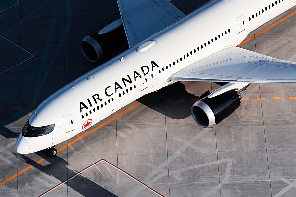Более 10 тысяч бортпроводников Air Canada проведут трехдневную забастовку  Профсоюз бортпроводников канадского авиаперевозчика Air Canada уведомил компанию о начале трехдневной забастовки в субботу 16 августа после того, как стороны не смогли договориться о повышении выплат сотрудникам. За забастовку проголосовали 99,7% членов профсоюза, в который входят более 10 тысяч бортпроводников. Об этом сообщает "Интерфакс".  "Мы подошли к переговорам подготовленными, вели их добросовестно и достигли прогресса по некоторым пунктам. Но, несмотря на наши усилия, Air Canada отказалась решать наши ключевые проблемы", – отмечается в пресс-релизе.  Перевозчик заявил, что бортпроводники требуют "непомерных повышений". Компания предлагала прибегнуть к внешнему арбитражу для разрешения трудового спора, но профсоюз отказался.  aviaru.net/n286577