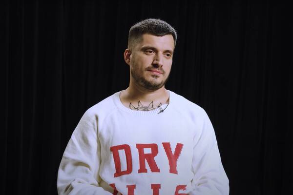 Примерно 80 композиций Паши Техника пропали из стриминговых платформ из за спора между его родственниками и экс менеджером Марком Яровным Согласно информации Базы музыкант при жизни заключил соглашение с лейблом А и получил предоплату однако композиции не принесли прибыли После кончины артиста родные во главе с супругой Евой Карицкой старались разрешить вопрос с авторскими отчислениями Марк предлагал отказаться от своих 30 но юридически закрепить это не получилось Впоследствии Карицкая направила претензию и по её требованию релизы изданные через Яровного были убраны В ближайшее время альбомы собираются переиздать без участия Техника