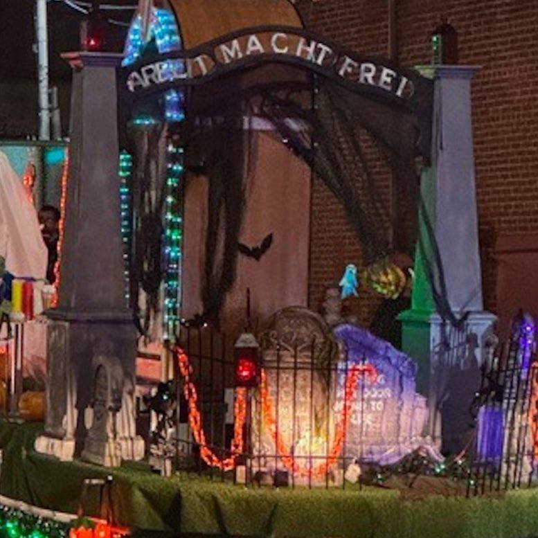В Пенсильвании католическая школа попала в скандал поставив к хэллоуину копию ворот из концлагеря Освенцим Биркенау с надписью Arbeit Macht Frei Труд освобождает Чтят и помнят австрийского художника