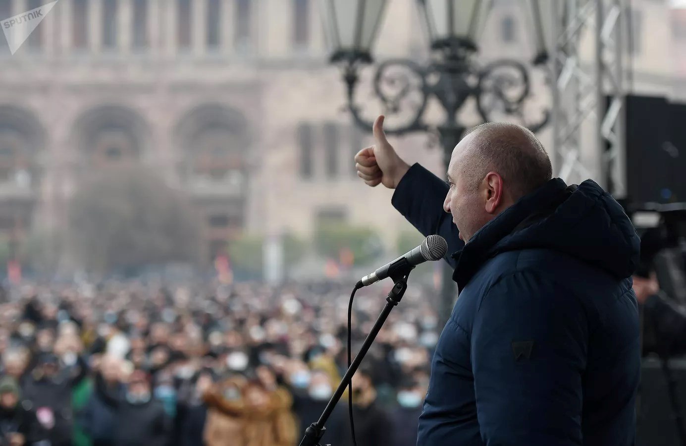 Лидер армянской оппозиции заявил, что Запад хочет лишить Армению истории   Лидер оппозиционного блока "Мать Армения" Андраник Теванян заявил, что Запад использует образование, чтобы лишить Армению своей истории, сообщает РИА Новости.  «Нас хотят лишить своей истории, так же и с помощью образования, но, если глубоко посмотреть какая политика должно быть в государстве - это образование, это духовное развитие, ну и, естественно, это обороноспособность», - отметил политик.  Теванян обратил внимание на то, что после развала СССР Запад нанес первый удар по системе образования, что повлияло на уровень развития людей. Негативные последствия этого испытали все постсоветские республики.  Лидер оппозиционного блока заявил, что армянский народ не хочет, чтобы его использовали в своих интересах другие страны, как это было с грузинским народом в грузино-осетинском конфликте 2008 года. Читать далее  #Армения