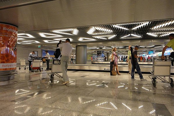 Аэропорт Внуково сообщил о задержке около 300 единиц багажа авиакомпаний Utair и AJet Почти 300 единиц багажа не были загружены на рейсы авиакомпаний Utair и AJet Об этом сообщает AVIA RU со ссылкой на данные московского аэропорта Внуково Уважаемые пассажиры рейса VF 5101 из Стамбула авиакомпании AJet время прибытия 12 01 2026 03 44 К сожалению 139 единиц багажа не были загружены на ваш рейс в аэропорту отправления Авиакомпания предпринимает меры чтобы как можно скорее доставить ваш багаж отмечается в сообщении воздушной гавани В аэропорту добавили что также не прибыл багаж пассажиров рейса UT 716 авиакомпании Utair время прибытия 11 01 2026 22 39 К сожалению 143 единицы багажа не были загружены на ваш рейс в аэропорту отправления заявили во Внуково aviaru net n291351