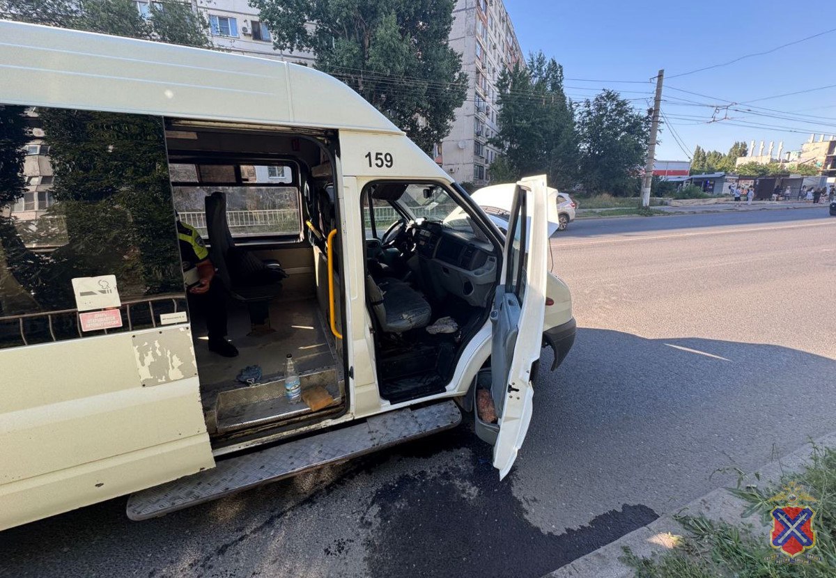 В волгоградской маршрутке разорвался патрубок системы охлаждения – пострадала пассажирка Инцидент произошел несколько часов назад по улице Симонова,40. В маршрутке №159 разорвался патрубок, и охлаждающая жидкость ударила по сидящей впереди женщине. В ГУ МВД России проводят проверку. Лицам, ответственным за выпуск на линию и техническое состояние транспорта, дадут оценку. Подписаться