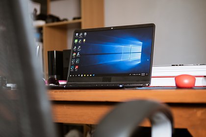 Пользователи Windows 10 пожаловались на давление Microsoft Корпорация Microsoft начала призывать пользователей Windows 10 обновиться до Windows 11 через рекламу в системе. На это обратило внимание издание Windows Latest. Журналисты заметили, что многие пользователи увидели рекламу с Windows 11 при запуске своих компьютеров. В ней Microsoft напомнила, что поддержка Windows 10 закончится уже в октябре 2025 года и что сейчас «самое время» приобрести новый компьютер. По словам авторов медиа, пользователи ПК жалуются, что таким образом Microsoft давит на них. Также через встроенную в операционную систему ОС рекламу корпорация отмечает преимущества новых компьютеров Copilot+. «ПК предлагают невероятную ценность благодаря высочайшей производительности, работе от аккумулятора в течение всего дня и функциям искусственного интеллекта ИИ нового поколения», — говорится в сообщении. Также приложены ссылки на интернет-магазины, где можно купить новый ПК.