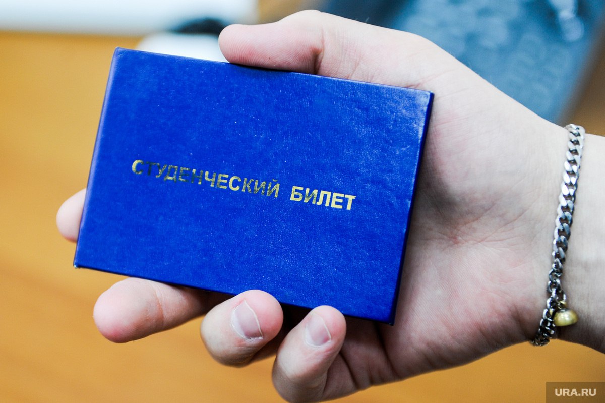В Тюменской области ввели новую поддержку для участников СВО Дети участников спецоперации, которые учатся в тюменских вузах, техникумах и колледжах, с 1 сентября будут ежемесячно получать дополнительную выплату. Соответствующее постановление подписал губернатор Александр Моор.