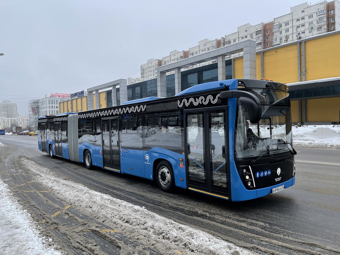 Омская мэрия планирует закупать автобусы-«гармошки»  Департамент транспорта омской мэрии намерен вернуться к покупке автобусов-«гармошек». Об этом на заседании комитета Омского городского Совета по вопросам местного самоуправления, законности и правопорядка заявил директор профильного департамента Вадим Кормилец.  «В рамках нацпроекта «Экологическая безопасность» мы намерены закупить 35 автобусов. Это 25 автобусов большого класса и 10 – особо большого класса. Это автобусы-«сочлененники», - сообщил Кормилец. - Выпуск такого транспорта особо актуален в часы-пик. Но пока в рамках нацпроекта деньги не предусмотрены. Если в этом году денег не будет, то обновления подвижного состава тоже не будет».  Автобусы-«гармошки» в Омске не использовались более 6 лет.