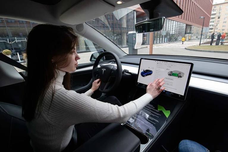 Петербург не вошел в десятку регионов России по доступности покупки авто Только 31 1 процента семей из Петербурга заявили что могли позволить себе оформление и содержание недорогой машины ещё 10 9 процента модели чуть подороже Город таким образом не вошёл в десятку регионов России по доступности покупки авто заняв 11 место Такие данные следуют из исследования РИА Новости Андрей Абрамов Читай нас в MAX Подпишись на Комсомольскую правду СПб