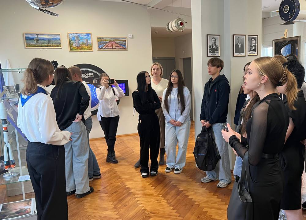 Более 380 студентов пензенского вуза открыли для себя космос благодаря Пушкинской карте Образовательный марафон Космический старт для студентов ПГУ в рамках Всемирной недели космоса провели сотрудники Пензенского планетария В программу была включена экскурсия по трем экспозиционным залам Зале истории Земли Зале интерактивных экспонатов и Зале космонавтики Завершались визиты в Звёздном зале имени Виктора Пацаева просмотром полнокупольного фильма Земля глазами Юрия Гагарина реконструкцией полета первого космонавта на корабле Восток 1 в формате 3D В фильме использованы космические снимки Земли аудиоматериалы переговоров Юрия Гагарина а также техническая и документальная литература Благодаря современным технологиям зрители смогли оценить скорость движения Земли и увидеть планету с расстояния доступного космонавтам Напомним посещение экспозиций было организовано в рамках программы Пушкинская карта которая с 2025 года реализуется благодаря национальному проекту Семья пензенскаяобласть пушкинская карта penzregru