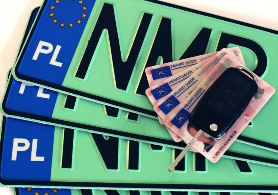 С 1 октября в Польше могут штрафовать украинцев за вождение с украинскими водительскими удостоверениями СМИ С 1 октября в Польше прекращает действие постановление которое позволяло украинцам пользоваться украинским водительским удостоверением за отсутствие польских прав предусмотрен штраф в 2000 злотых 22 8 тыс грн Польское законодательство четко определяет норму иностранцы обязаны провести замену документов после 180 дней постоянного пребывания иначе их считают нарушителями правил дорожного движения НАШИ РЕСУРСЫ Telegram YouTube RUTUBE
