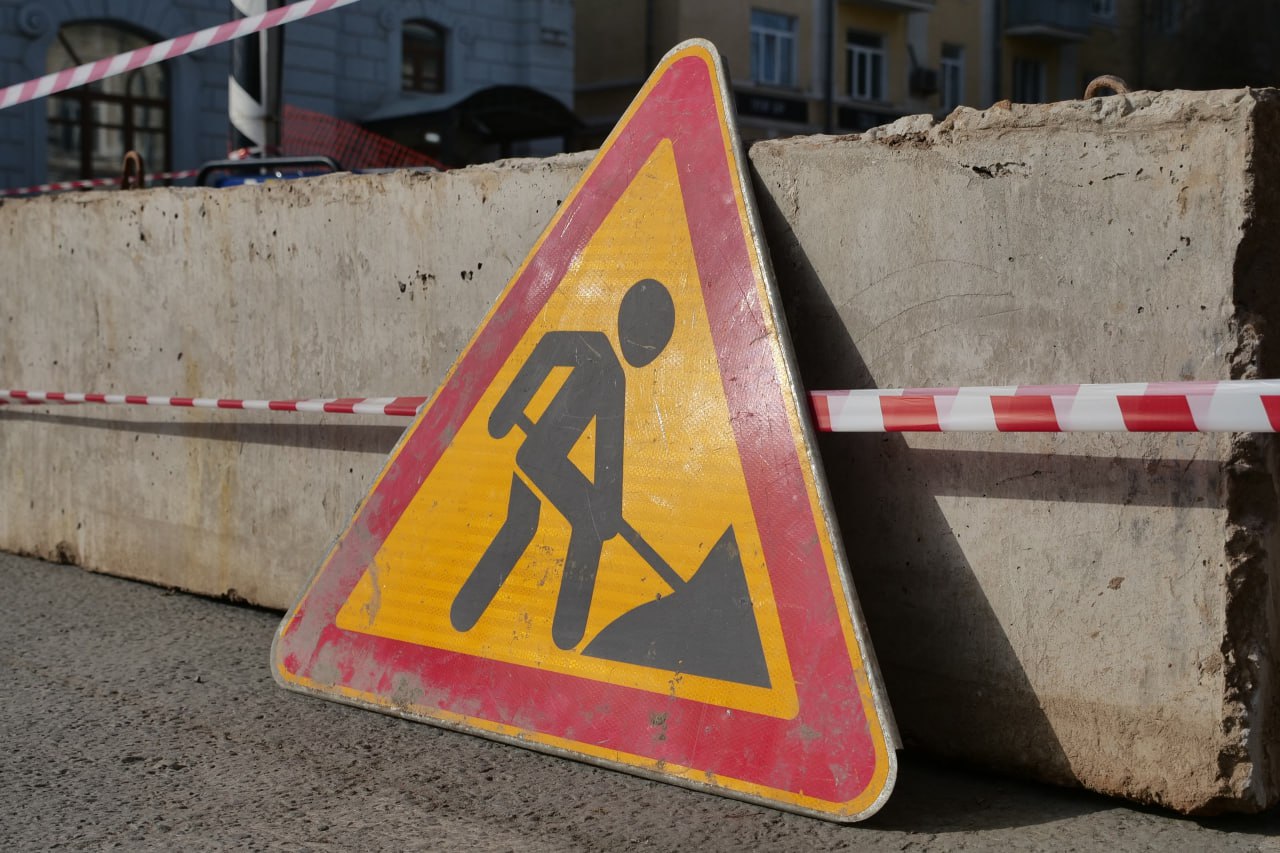 В Самаре на этой неделе перекроют несколько улиц Ограничения связаны с ремонтом теплосетей в рамках подготовки к новому отопительному сезону. С 23.59 8 июля до 23.59 31 августа нельзя будет проехать по участкам улицы Чапаевская, в районе дома №20 и между улицами Вилоновская и Шостаковича. Объехать участок можно по улице Фрунзе. Закрытым для движения остается перекресток улиц Агибалова и Рабочей, перекрытие продлено до 05:00 11 июля. Также до 05.00 11 июля перекрыт участок улицы Клинической, между улицами Мичурина и Коммунистическая. Пока идут ремонтные работы, изменится маршрут движения троллейбусов №4, №6, №12, №15, №16, №17, №20, автобусов №1, №4, №5д, №11, №13, №22, №37, №50, №67, №84, №90, №99, №108, №108в, №119, №168 , №172, №177.