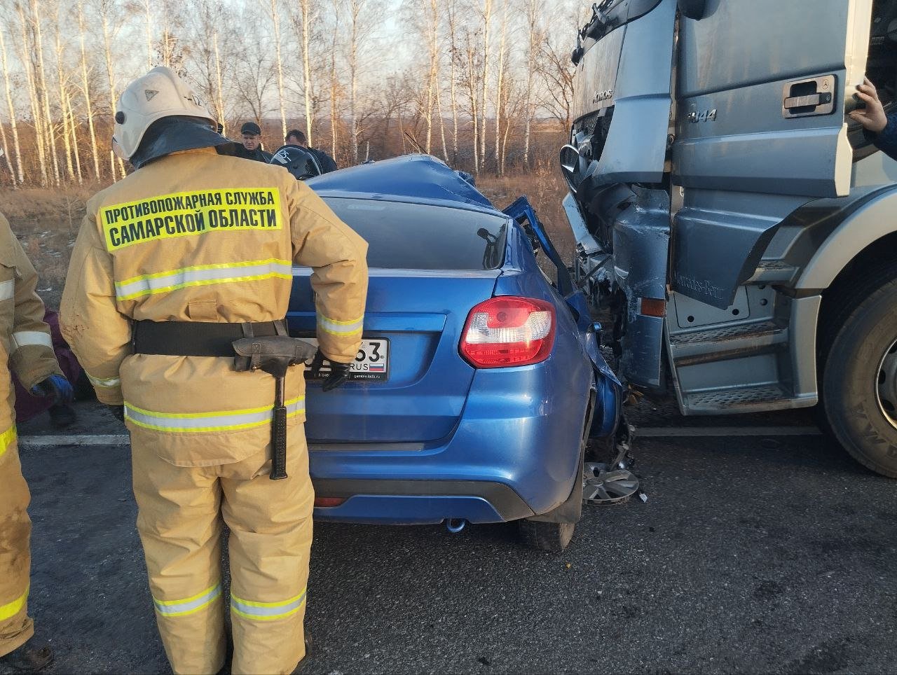 В Самарской области столкнулись "Гранта" и большегруз, погиб мужчина  Авария произошла в Пестравском районе на "волгоградской" трассе.  В аварии погиб 60-летний мужчина. Извлекать его тело из машины пожарным-спасателям пришлось гидравлическими инструментами.   : Центр по делам ГО, ПБ и ЧС Самарской области    SOVAINFO   Прислать новость Больше новостей - на sovainfo.ru