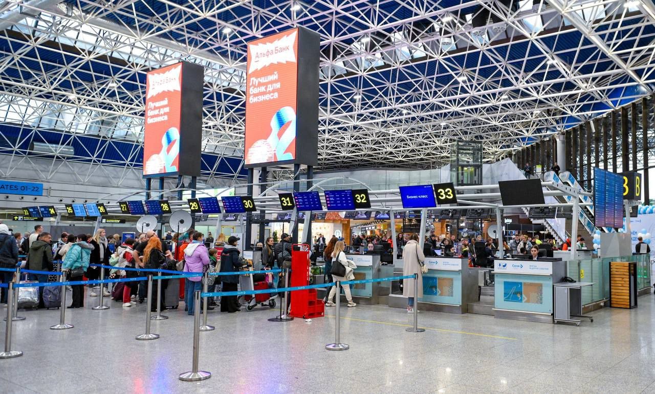 Аэропорт Сочи стал первой в России авиагаванью с мобильными кассами на стойках регистрации С конца апреля пассажиры аэропорта могут купить дополнительные услуги прямо на стойке регистрации — без очередей и лишних остановок. То есть больше не нужно искать отдельные кассы для этого. Так, одним касанием можно оплатить Fast Track проход без очереди и зал повышенного комфорта, что удобно и экономит время. В дальнейшем данное нововведение планируют внедрить и в других российских аэропортах. Кто-то из наших подписчиков уже воспользовался новинкой?