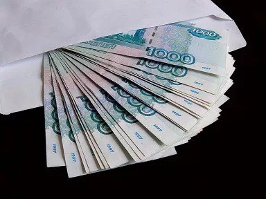 Омичка отдала мошенникам почти 2 миллиона рублей, спасая “семейный капитал” В Омске 21-летняя студентка юридического факультета стала жертвой телефонного мошенничества. За месяц общения с аферистами она перевела им около 2 миллионов рублей — в том числе свои накопления, деньги матери и сбережения молодого человека. Как сообщили в полиции, всё началось с «письма» от якобы «Почты России», затем девушке сообщили о взломе её «Госуслуг» и попытке оформить на неё автокредит. Под давлением она сняла деньги, оформила несколько кредитов и передала злоумышленникам почти два миллиона рублей. Уголовное дело возбуждено по ч. 4 ст. 159 УК РФ «Мошенничество в особо крупном размере» . Подписаться Написать в редакцию