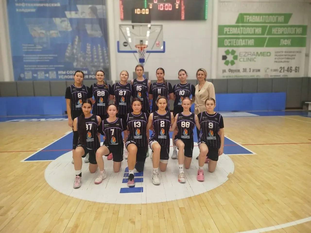 Юные баскетболистки из Бурятии вышли в финал ВБЛ Девушки 2008 г р из Улан Удэ с блеском выиграли полуфинал Восточной баскетбольной лиги в Омске и завоевали путевку в решающий этап соревнований С 8 по 11 января в Омске проходил полуфинальный турнир Восточной баскетбольной лиги ВБЛ среди девушек 2008 года рождения Команда из Улан Удэ показала выдающуюся игру и уверенно заняла первое место обеспечив себе место в финале Итоговые места распределились следующим образом 1 Улан Удэ Бурятия победители 2 Омск 3 Кемерово 4 Абакан 5 Северск Особых поздравлений заслуживает Кристина Власова из команды Улан Удэ По итогам турнира она была признана одной из лучших игроков всего полуфинала внеся огромный вклад в победу команды