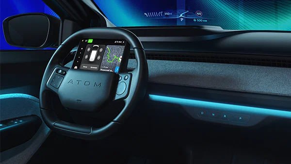 Электрокары Атом по умолчанию будут оснащаться камерой слежения за водителем В стандартное оснащение модели войдёт система мониторинга состояния водителя на базе умной видеокамеры Атом сможет автоматически останавливаться если человеку за рулём стало плохо или он заснул Инфракрасная камера имеет независимую подсветку и как утверждается стабильно работает в любых условиях По чертам лица мимике и направлению взгляда она способна определять степень сосредоточенности водителя на процессе управления Особо отмечается что система не будет реагировать на случайные события наподобие разового зевка предупреждения сначала на дисплее а после звуковые и световые начнут появляться только при устойчивых признаках усталости Журнал Авто ру online