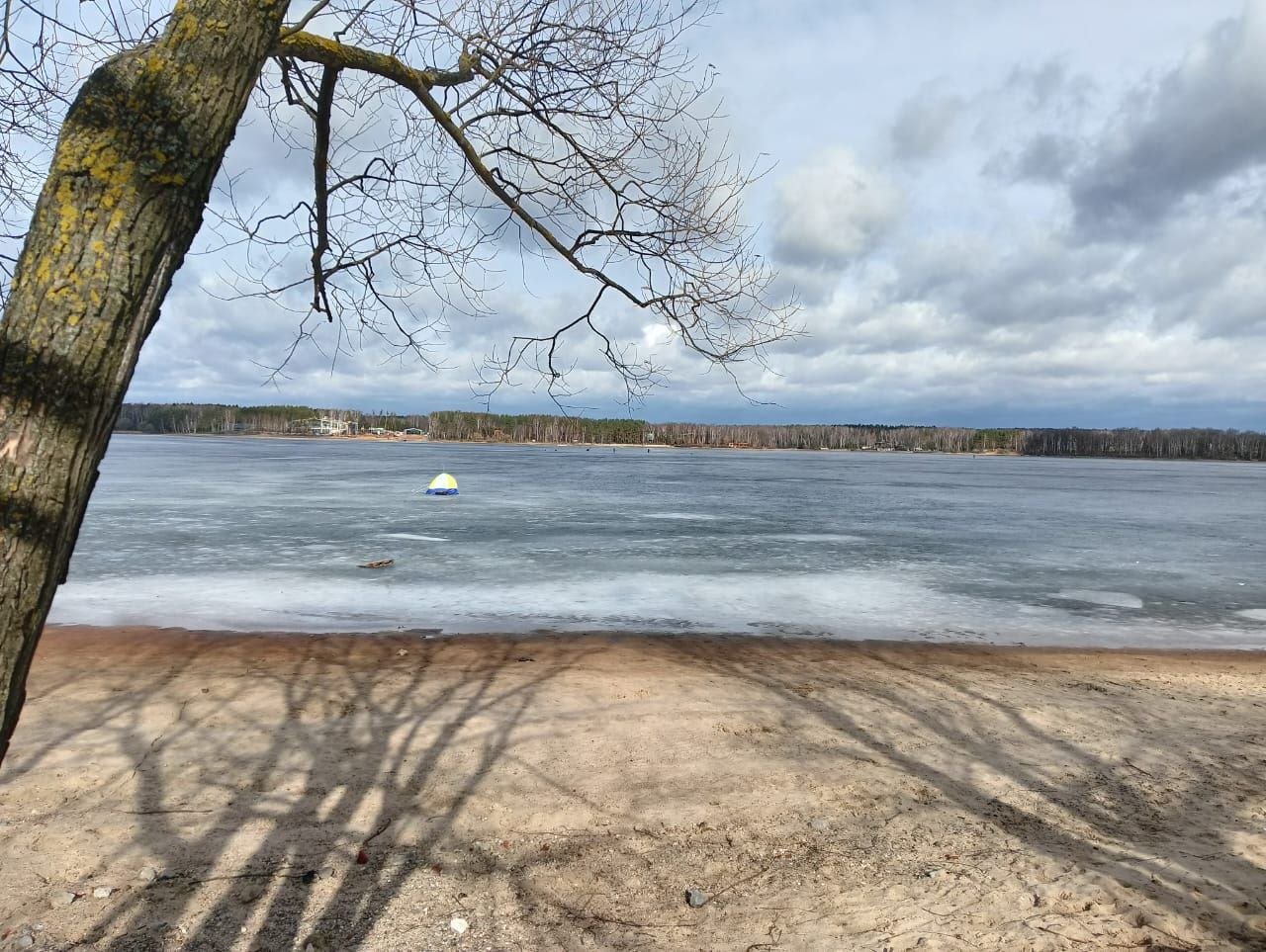 В Мытищах ежедневно проверяют толщину льда на водоемах  По состоянию на 7 марта на Пяловском водохранилище толщина льда составляет 18-20 см. Выход на него запрещен из-за неустойчивых температур.  Чтобы уберечь местных жителей от несчастных случаев, рядом с опасными участками размещают знаки «Запрещено выходить на лед». Информацию о их местоположении можно найти по ссылке.  Будьте предельно внимательны и осторожны вблизи водоемов, не выходите на лед! В случае возникновения чрезвычайной ситуации на воде звоните по номеру 112.  #мытищи_новости