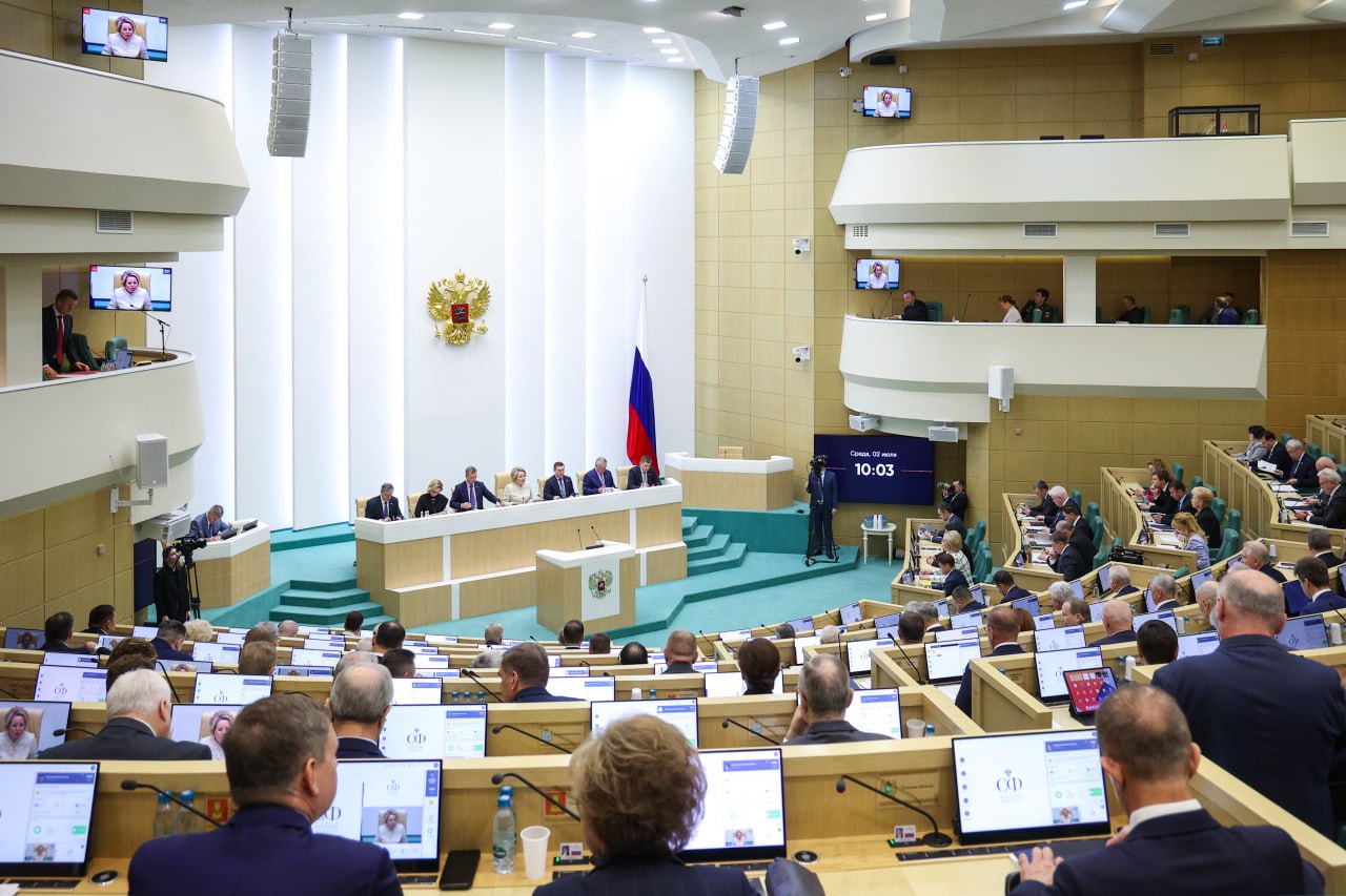 Сегодня на пленарном заседании Совета Федерации было рассмотрено 36 вопросов.  Как и ожидалось, центральным событием заседания стал обширный доклад Министра промышленности и торговли Российской Федерации Антон Андреевич Алиханов. Накануне он выступал на заседании нашего комитета, но вчерашний доклад был значительно меньшим по объёму.  В первую очередь Антон Андреевич отметил, что российская промышленность подтвердила готовность полностью реализовать все заявленные планы, в том числе по перспективным видам вооружений и военной техники. В стране продолжают наращиваться мощности ОПК, чтобы иметь возможность обеспечивать все потребности СВО и реализовывать экспортный потенциал военной техники.  Рост оборонного комплекса стимулирует и развитие гражданских направлений в промышленности. В рамках технического перевооружения оборонным предприятиям поставлены десятки тысяч станков для обновления парка оборудования.  Министр подробно рассказал об отечественном машино-, судо-, авиастроении. Как и днём ранее остановился на вопросах добычи редких и редкоземельных металлов.  Антон Андреевич доложил также о выпускаемых в стране инновационных лекарствах, входящих в список жизненно важных, в том числе для терапии ВИЧ и лечения спинальной мышечной атрофии.  Председатель Совета Федерации Валентина Ивановна Матвиенко высоко оценила уровень компетенции министра. И среди прочих предложений она призвала активнее восстанавливать систему среднего профобразования в стране.   - Бизнес, промышленность и Минпромторг должны обращать внимание на создание условий для подготовки кадров для современных предприятий, которые смогут работать на новейшем оборудовании. Однако система среднего специального образования восстанавливается медленно, хотя потребность в выпускниках ссузов, в рабочих кадрах – высочайшая, - подчеркнула Валентина Ивановна.