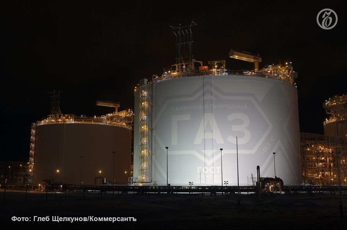 Ямал СПГ НОВАТЭКа мог столкнуться с серьезными логистическими проблемами завод до сих пор не произвел ни одной перевалки борт в борт в Кильдине хотя из за запрета на такие операции в Европе уже должен был к ним приступить Вместо этого танкеры Arc4 продолжают ходить в Сабетту где расположен Ямал СПГ под проводкой ледоколов По оценкам аналитиков отсутствие перевалки кардинальным образом не отразится на отгрузках СПГ завода этой зимой Но насколько серьезна ситуация покажет декабрь когда заход в замерзшие воды порта Сабетта для Arc4 станет невозможен даже с ледоколами Ъузнал